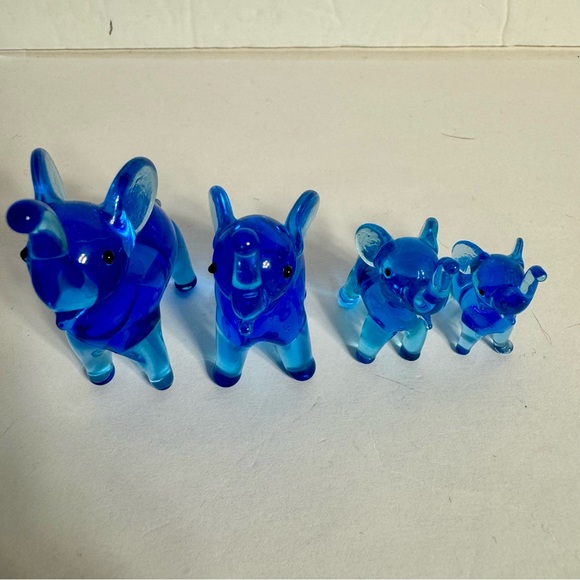 Vinatge Cobalt Blue Hand Blown Glass Elephant Herd family. 4 adorable elephants - Picture 4 of 8